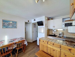 Geladeira, micro-ondas, fogão, lava-louças