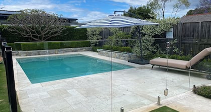 Modern Garden Getaway close to Burwood, 2 BR, WiFi, Parking and Pool!