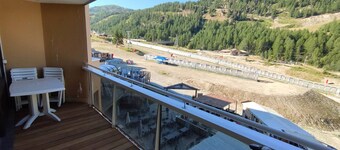 Cozy apartment at the foot of the slopes with large balcony in Isola 2000