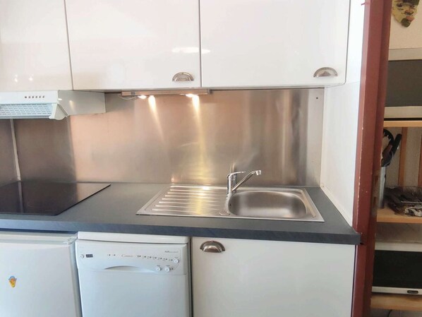 Réfrigérateur, micro-ondes, plaque de cuisson, lave-vaisselle