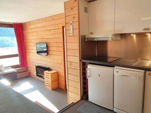 Kylskåp, mikrovågsugn, spishäll och diskmaskin