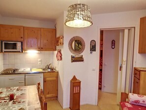 Frigorífico, microondas, horno y cafetera o tetera