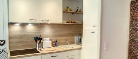 Kühlschrank, Geschirrspüler, Wasserkocher mit Kaffee-/Teezubehör