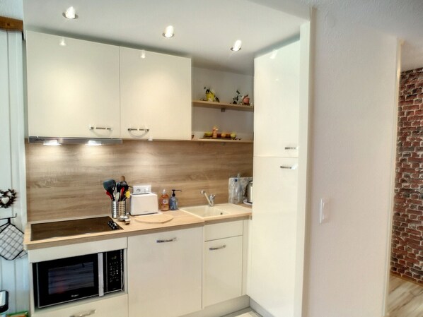 Réfrigérateur, lave-vaisselle, cafetière/bouilloire, grille-pain