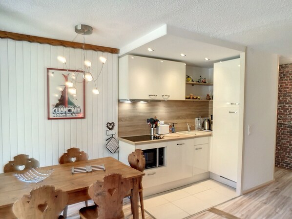 Fridge, dishwasher, coffee/tea maker, toaster