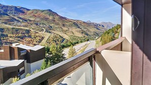 Uma varanda com vista para uma paisagem montanhosa.