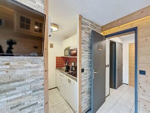 Frigorifero, microonde, lavastoviglie, macchina per tè/caffè