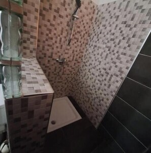 Ducha, toallas, jabón y papel higiénico