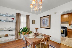 Dining - Charming Downtown Charleston, Near Hampton Park (Charleston)