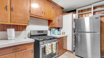 Frigorifero, microonde, forno, piano cottura