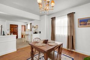 Dining - Charming Downtown Charleston, Near Hampton Park (Charleston)