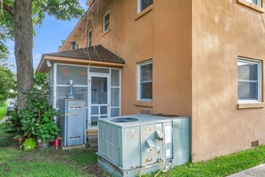 Exterior - Charming Downtown Charleston, Near Hampton Park (Charleston)