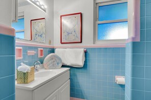 Shower, hair dryer - Charming Downtown Charleston, Near Hampton Park (Charleston)