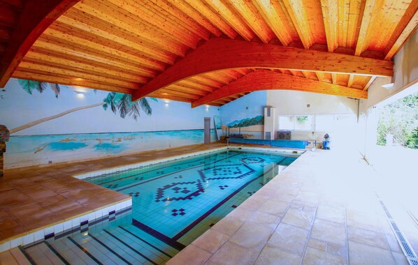 Indoor pool - Lovely home in Saint-Péray with sauna (Saint-Péray)