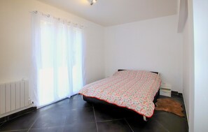 1 slaapkamer, een strijkplank/strijkijzer, gratis wifi, beddengoed