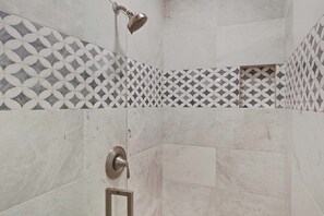 Douche, séchoir à cheveux, serviettes fournies