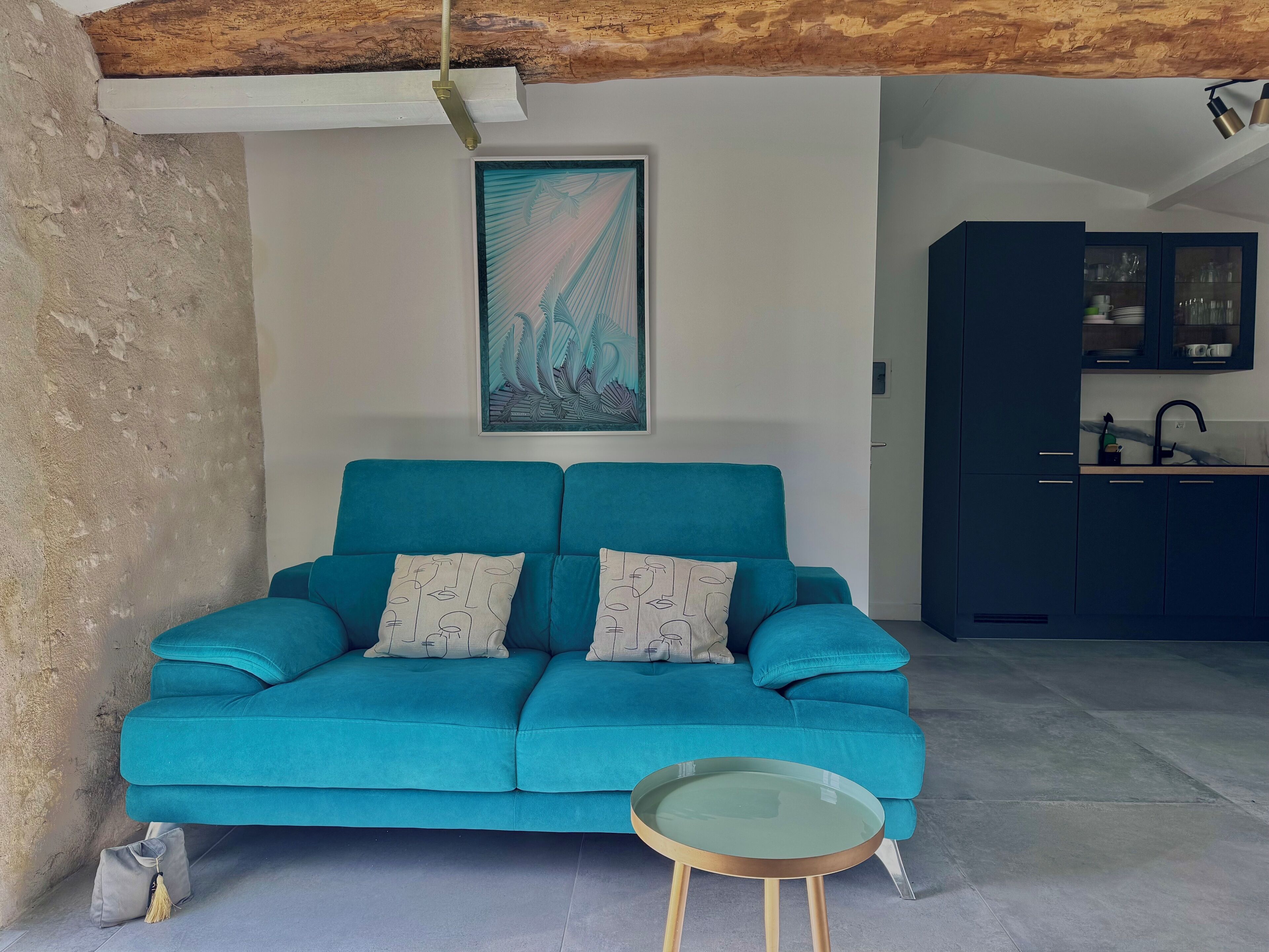 Télévision, lecteur de DVD, table de tennis de table, livres