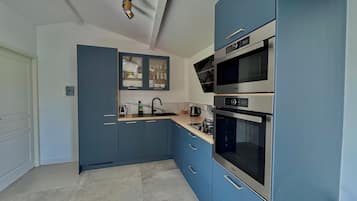 Een koelkast, een magnetron, een oven, een kookplaat