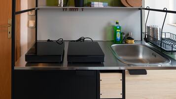 Kühlschrank, Herdplatte, Wasserkocher mit Kaffee-/Teezubehör