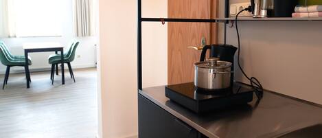 Réfrigérateur, plaque de cuisson, cafetière/bouilloire