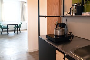 Kühlschrank, Herdplatte, Wasserkocher mit Kaffee-/Teezubehör