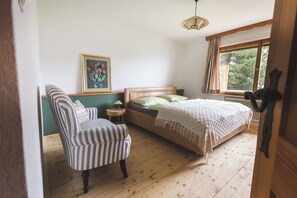 2 habitaciones, tabla de planchar con plancha, cuna de viaje y wifi 