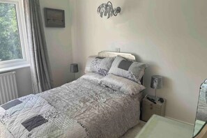 4 habitaciones, tabla de planchar con plancha, wifi y ropa de cama 