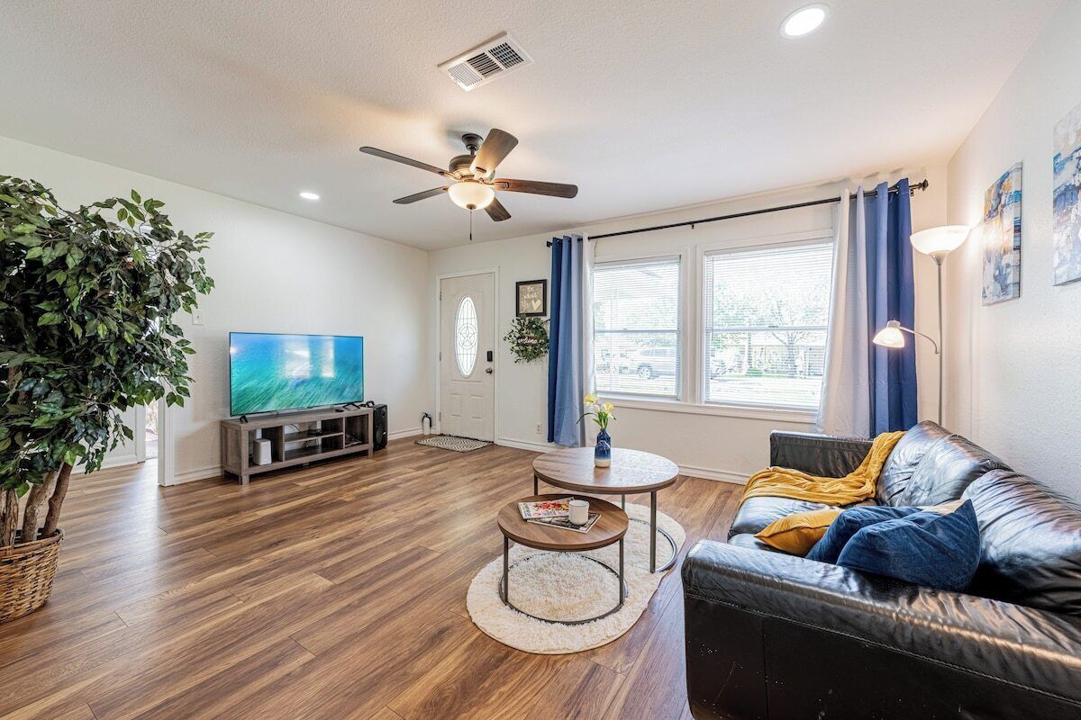 Sleeps 12, 4 New Homes Near Museums, Zoo, Arts District & Waterwall Park 13335