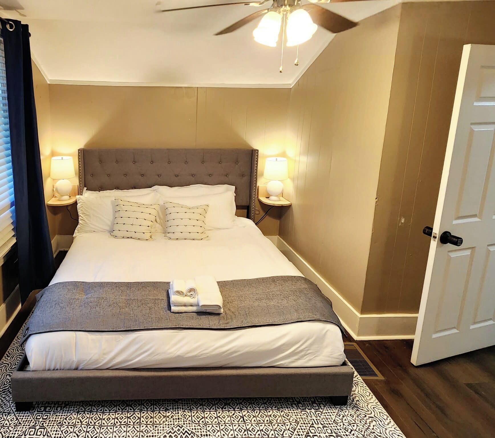 Quiet & Cozy Private Room in Historic Lafayette House