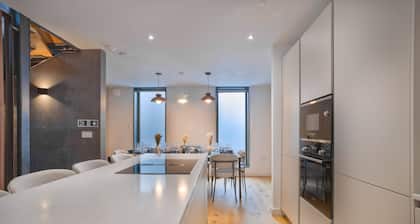 Walk to Canal St. | 4BR Townhome w/ Roof Top