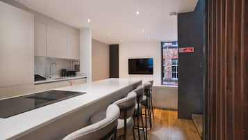 雪櫃、微波爐、焗爐、爐具