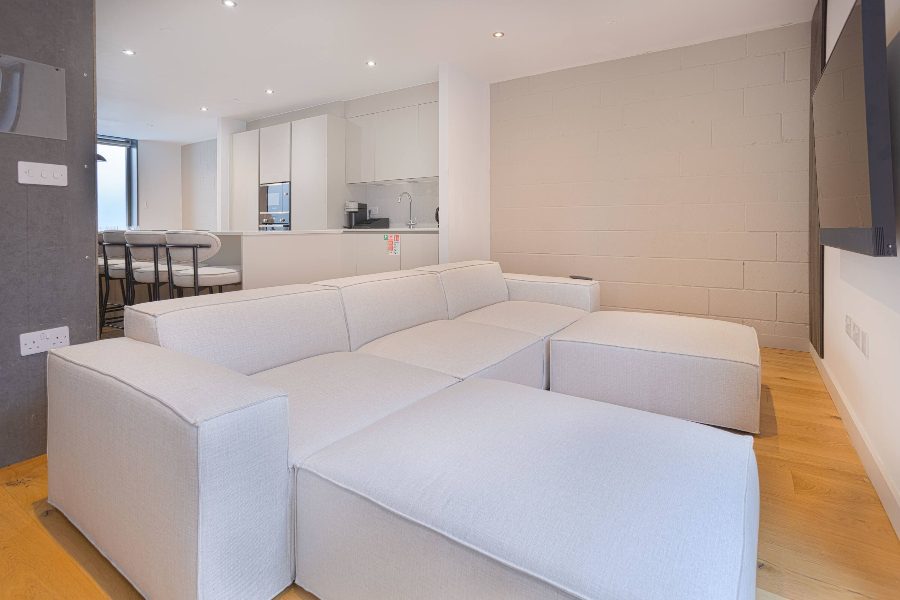 Una televisión, una oficina