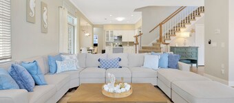 Beautifully renovated home \ free heated pool\garage available at Apollo beach