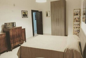 1 dormitori, escriptori, planxa i posts de planxar i wifi
