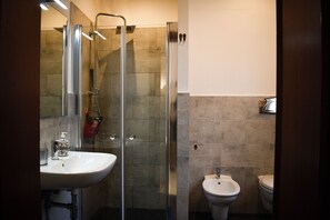 Miljøvennlige toalettsaker, hårføner, håndklær og såpe