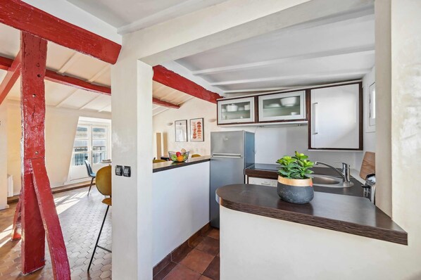 Fridge, microwave, oven, stovetop