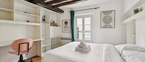 2 室のベッドルーム、デスク、アイロン / アイロン台、旅行用ベビーベッド