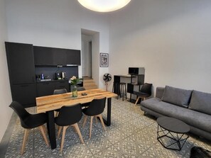 Apartamento, 1 habitación | Zona de estar | Una Smart TV, Netflix, suelo radiante, servicios de streaming