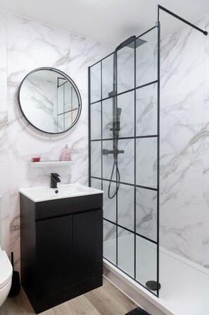 Hair dryer, towels, soap, toilet paper - Stylish 1-Bedroom Apartment in Manchester (Cadishead)