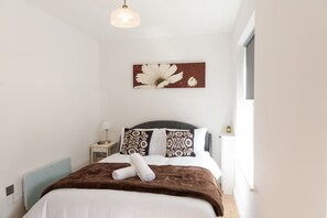 1 bedroom, iron/ironing board, WiFi, bed sheets - Stylish 1-Bedroom Apartment in Manchester (Cadishead)