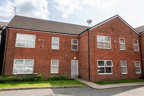 Exterior - Stylish 1-Bedroom Apartment in Manchester (Cadishead)