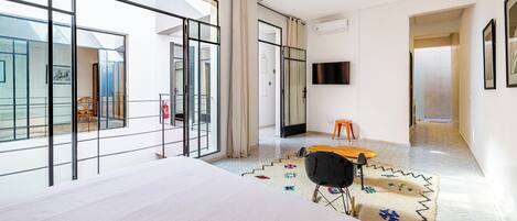 4 slaapkamers, een strijkplank/strijkijzer, gratis wifi, beddengoed