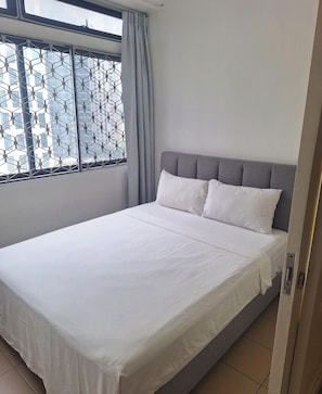 4 bedrooms, iron/ironing board, free WiFi, bed sheets - 5 min walk to Pavilion KL. 20 pax max. Spacious 4-bedroom condo in Kuala Lumpur  (Kuala Lumpur)