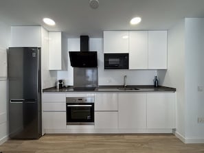 Frigorifero, microonde, forno, piano cottura