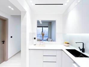 Geladeira, micro-ondas, fogão, cooktop