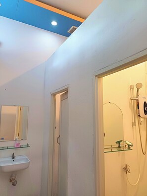 淋浴設備、吹風機、拖鞋、坐浴桶