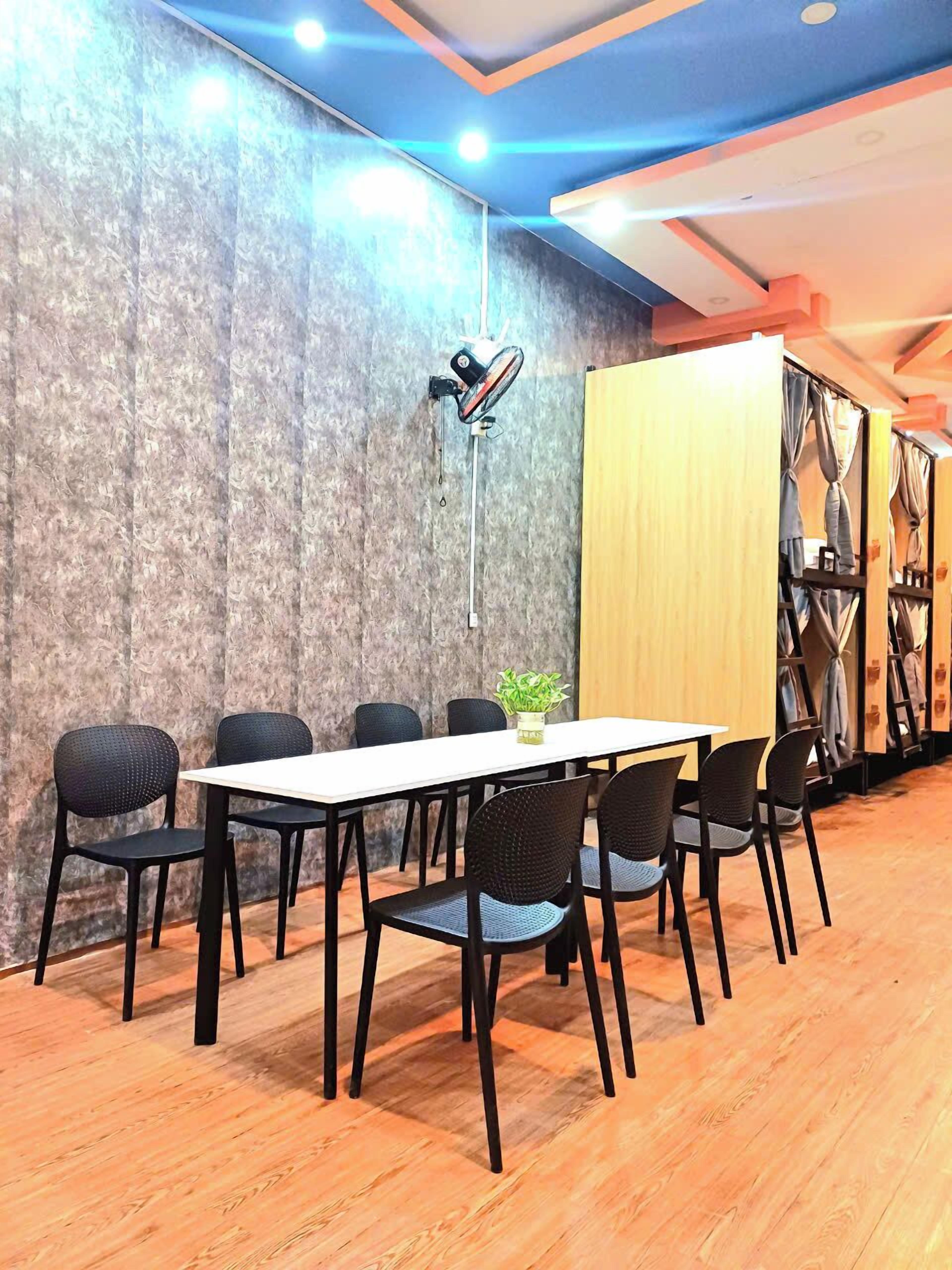 1 bedroom, premium bedding, desk, laptop workspace