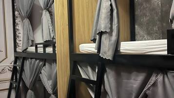 1 kamar tidur, seprai premium, meja kerja, dan ruang kerja ramah laptop