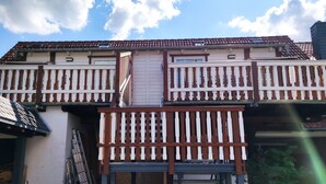 A two-story building with a balcony on each floor. - Ferienwohnung "alte Ziegelei 2" Benzingerode ist ein Ortsteil von Wernigerode (Wernigerode)