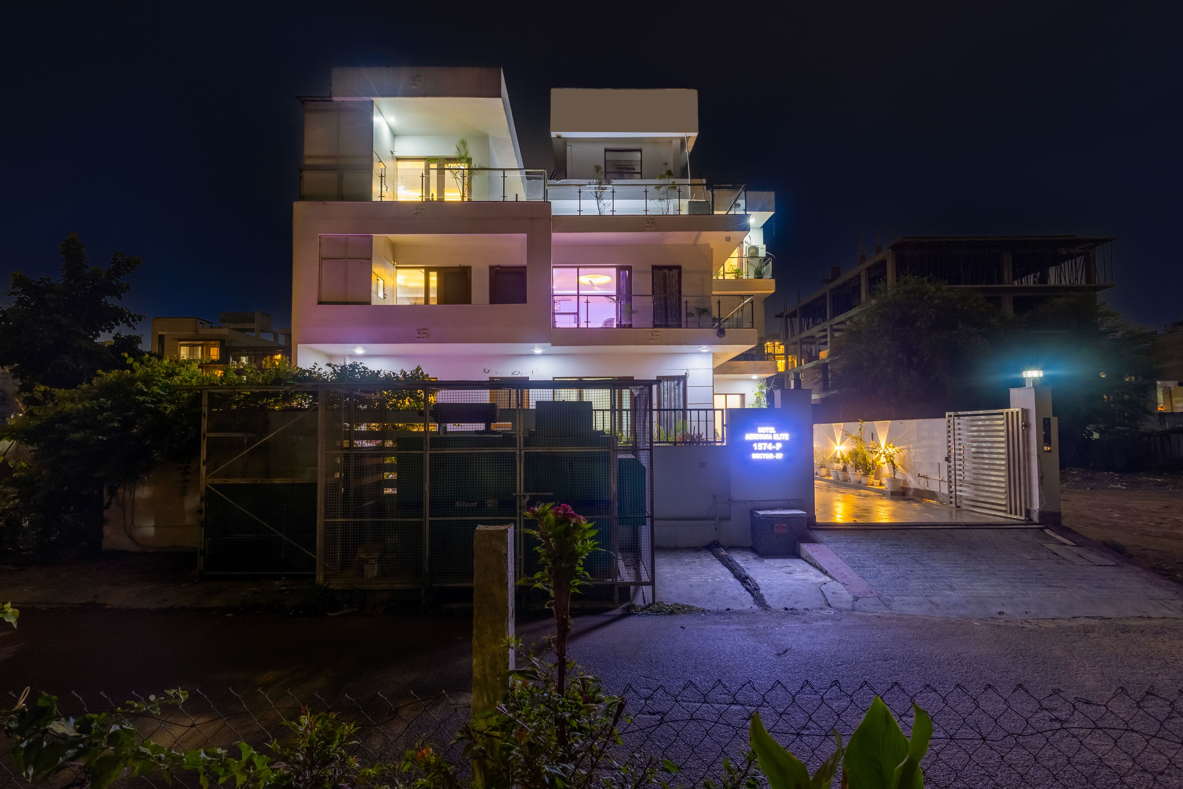 Fachada de la propiedad por la tarde o noche